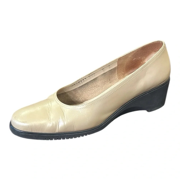 Salvatore Ferragamo Neutral Leather Pumps Size 8 - Picture 2 of 10